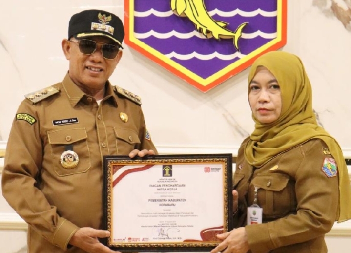 Bupati Kotabaru Muhammad Rusli menerima piagam penghargaan Mitra Kerja Kemenkumham Kalsel di ruang kerjanya, Senin (1/9/2025).
