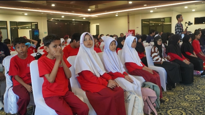 Siswa peserta pelatihan metode Gasing antusias mempraktikkan cara berhitung cepat saat penutupan pelatihan di Aula Bamega, Kotabaru.