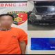 Diduga pelaku MF bersama barang bukti hasil penggelapan Rp2,4 miliar yang diamankan polisi. (Foto: Dok. Humas Polres Tanah Bumbu)