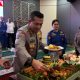 Kapolres Kotabaru AKBP Doli M. Tanjung, S.I.K. saat memotong tumpeng didampingi para Pejabat Utama (PJU) Polres dan jajaran Polwan pada peringatan Maulid Nabi Muhammad SAW 1447 H yang dirangkai dengan HUT Polwan ke-77 di Aula Sanika Satyawada, Rabu (10/9/2025).
