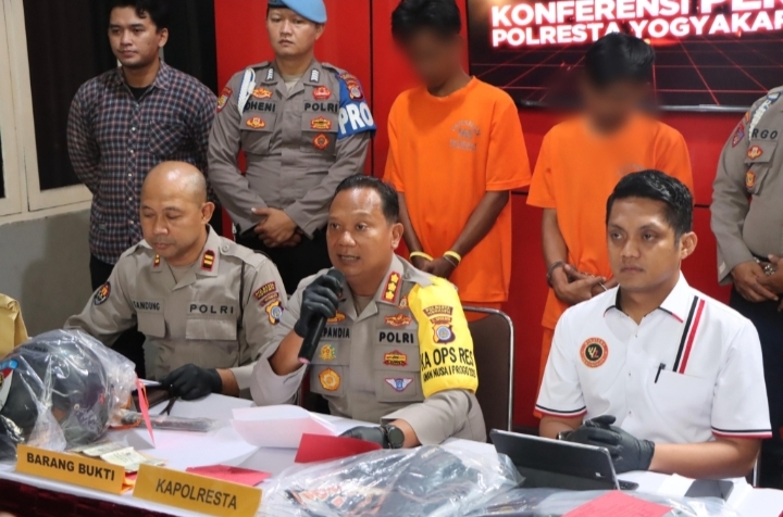 Kapolresta Yogyakarta Kombes Pol Eva Guna Pandia menunjukkan barang bukti motor dan pakaian yang digunakan pelaku pelemparan molotov di enam pos polisi.