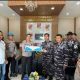 Kabag Ops Polres Kotabaru KOMPOL Dr. Abd. Rauf menyerahkan kue tart kepada jajaran Lanal Kotabaru saat peringatan HUT ke-80 TNI AL di Mako Lanal Kotabaru.