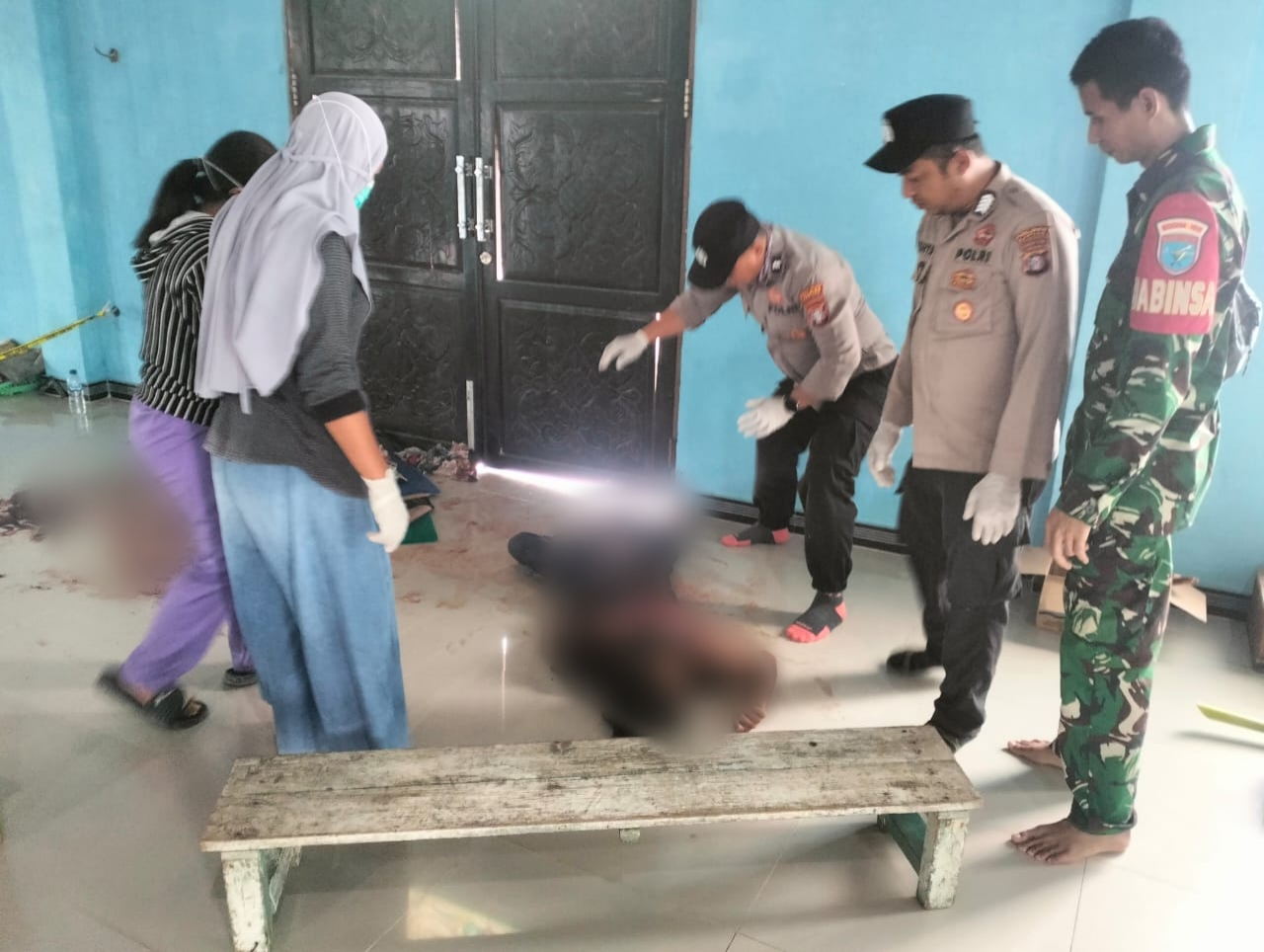 Petugas Kepolisian saat mengevakuasi korban penganiayaan di Desa Buhut Jaya, Kecamatan Kapuas Tengah, Kabupaten Kapuas. (FOTO IST)