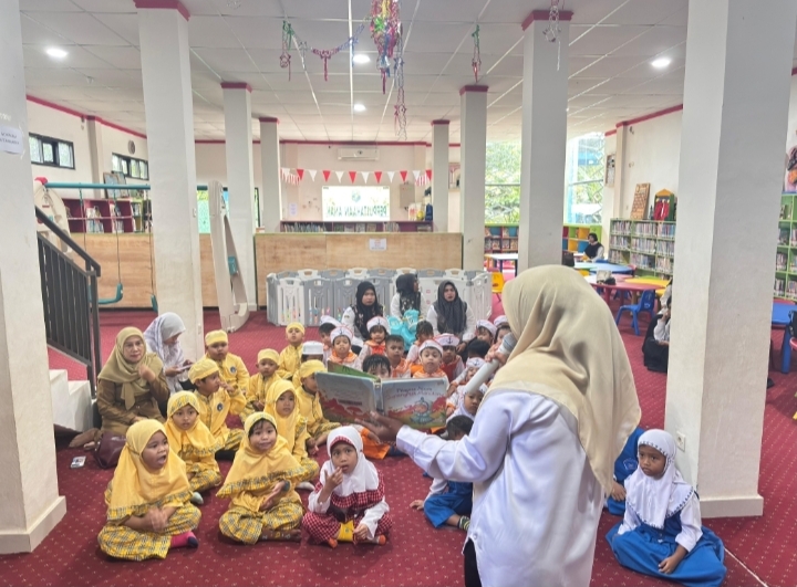 Anak-anak TK di Kotabaru antusias mengikuti kegiatan mendongeng yang digelar Dispersip Kotabaru bersama pendongeng Kak Yanti, Senin (15/9/2025)