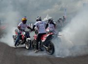 Aksi pembalap di lintasan Pertamax Turbo Drag Fest 2025 putaran III di Lanud Wiriadinata Tasikmalaya yang diikuti lebih dari 1.800 peserta dari berbagai daerah