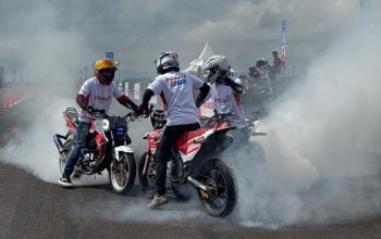 Aksi pembalap di lintasan Pertamax Turbo Drag Fest 2025 putaran III di Lanud Wiriadinata Tasikmalaya yang diikuti lebih dari 1.800 peserta dari berbagai daerah