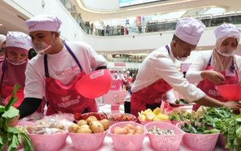 Peserta Bright Gas Cooking Competition 2025 Medan tengah beraksi mengolah menu Nusantara di atas panggung.