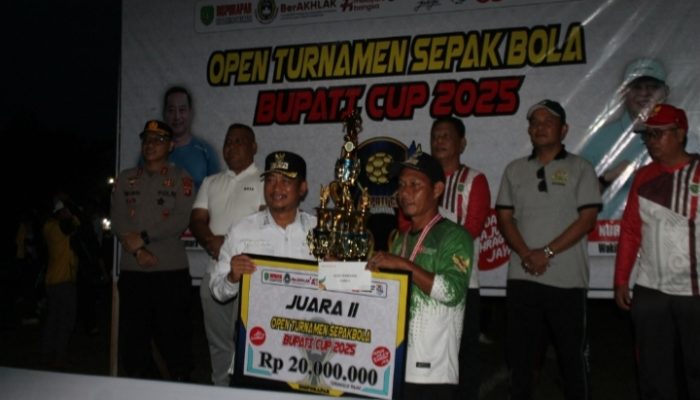 Bupati Sukamara H. Masduki Serahkan Trofi Juara Bupati Cup 2025