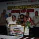 Bupati Sukamara H. Masduki menyerahkan trofi juara kepada Pemdes Asam Besar usai laga final Bupati Cup Sukamara 2025 di Lapangan Mini Sukamara.