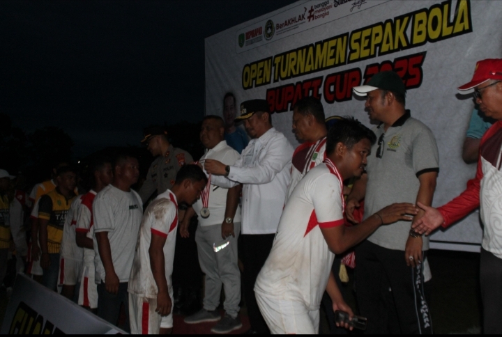 Para pemain finalis Bupati Cup Sukamara 2025 bersalaman dengan Bupati H. Masduki dan jajaran Forkopimda usai laga final yang berlangsung penuh sportivitas.