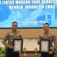 Kasat Lantas Polres Tanah Laut Iptu Adhitya Rizki Ridhotomo menerima penghargaan Juara III Lomba Penanganan Kecelakaan Lalu Lintas dari Kapolda Kalsel pada peringatan Hari Lalu Lintas Bhayangkara ke-70 di Banjarbaru, Senin (22/9/2025).