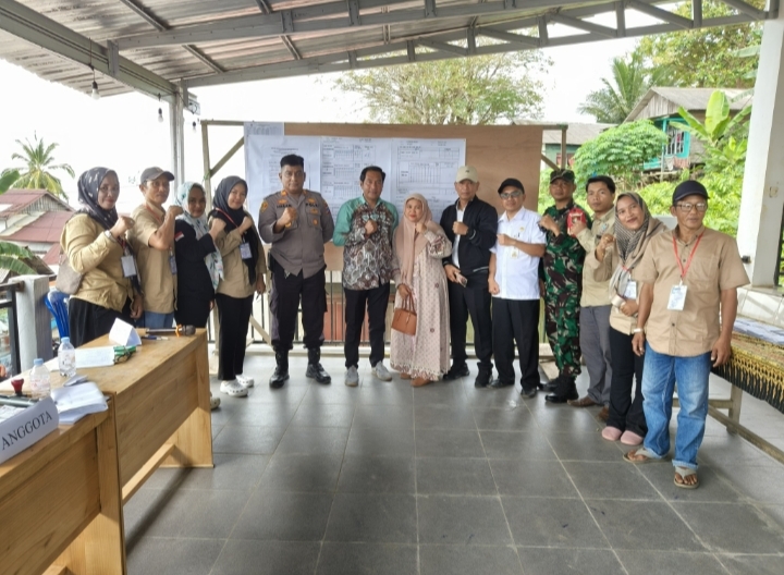 Panitia Pilkades bersama Forkopimcam Pulau Laut Barat mengumumkan hasil akhir Pilkades PAW Desa Lontar Utara, di mana calon nomor urut 03 Herliyadi menang telak dengan 69 suara, Rabu (24/9/2025).