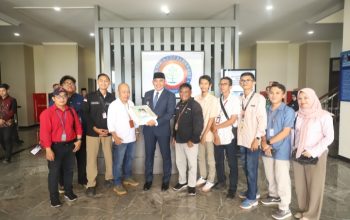 Bupati Tanah Laut H. Rahmat Trianto tersenyum bahagia saat menerima kejutan ulang tahun dari PWI Tanah Laut di Politala, Kamis (25/9).