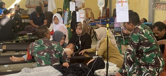 Petugas kesehatan memeriksa kondisi siswa yang mengalami gejala keracunan usai menyantap makanan bergizi gratis (MBG) di Posko Cipongkor, Bandung Barat, Kamis (25/9/2025).