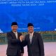 Wakil Menteri Kehutanan RI Rohmat Marzuki (kiri) berjabat tangan salam komando dengan Menteri Sekretaris Negara RI Prasetyo Hadi usai pelantikan Menteri dan Wakil Menteri Kabinet Merah Putih di Istana Negara, Jakarta.