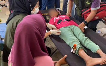 Petugas medis menangani korban keracunan massal usai menyantap makanan dari program Makan Bergizi Gratis (MBG) di Cipongkor, Bandung Barat.