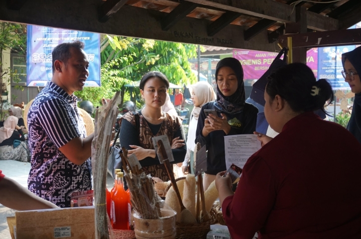 Suasana ramai pengunjung di stan UMKM Pertamina SMEXPO 2025. Antusiasme masyarakat menunjukkan tingginya minat terhadap produk lokal berkualitas yang kini siap bersaing di pasar global.