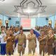 Kepala DPMPTSP Sukamara H. Iwan Miraza berfoto bersama peserta Forum Konsultasi Publik usai membahas peninjauan ulang standar pelayanan perizinan kesehatan.