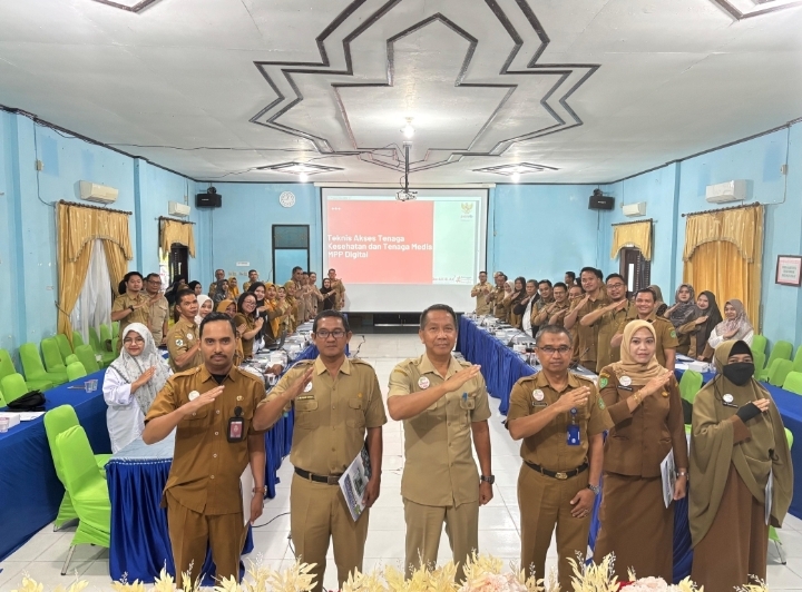 Kepala DPMPTSP Sukamara H. Iwan Miraza berfoto bersama peserta Forum Konsultasi Publik usai membahas peninjauan ulang standar pelayanan perizinan kesehatan.