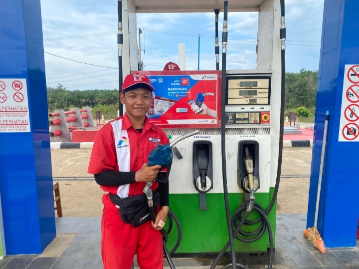 Petugas SPBU BBM Satu Harga melayani warga di wilayah pelosok Sumbagsel, wujud pemerataan energi hingga ke daerah terpencil.