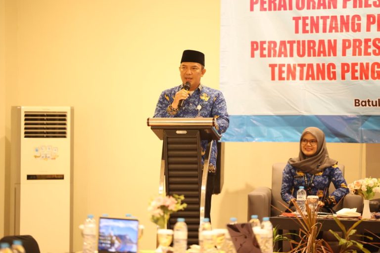 Plt Asisten Pemerintahan dan Kesra, M. Putu Wisnu Wardhana, menyampaikan sambutan Bupati Tanah Bumbu Andi Rudi Latif pada sosialisasi Perpres 46/2025 di Batulicin.
