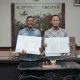 Walikota Pekanbaru Agung Nugroho dan Bupati Pacitan Indrata Nur Bayuaji berjabat tangan usai menandatangani kesepakatan kerja sama antar daerah.