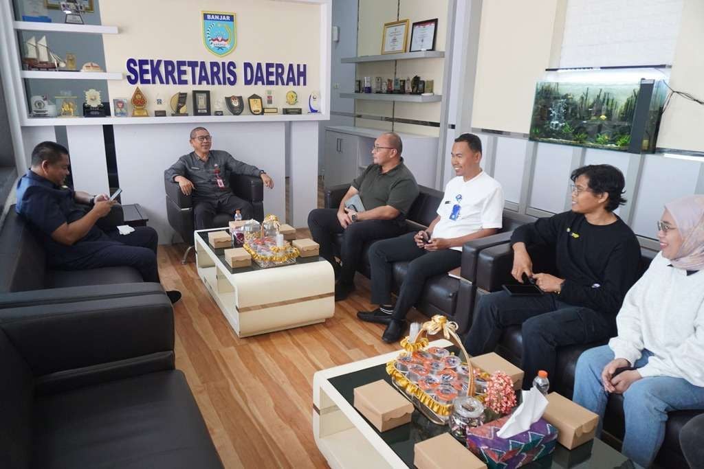 Wakil Ketua I DPRD Kalsel, Kartoyo, berbincang dengan Pj Sekda Banjar, H. Ikhwansyah, membahas strategi pengembangan Banjarbakula dan stabilitas ekonomi warga.