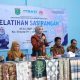Ketua Dekranasda Tanah Bumbu, Andi Irmayani Rudi Latif, membuka pelatihan sasirangan di Aula Kantor Desa Sarigadung, Senin (15/9/2025).