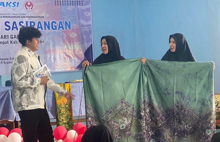 Deretan kain sasirangan karya peserta pelatihan Tanah Bumbu memukau dengan motif tradisional bernuansa modern. Kreativitas lokal ini bukan sekadar kain, tapi peluang emas UMKM sekaligus upaya melestarikan budaya khas Kalimantan Selatan.