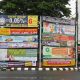 Petugas Satpol PP Kota Surabaya menertibkan papan reklame ilegal yang melanggar aturan di pusat kota, Selasa (16/9/2025).