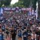 Ribuan pelari dari berbagai daerah memadati garis start Tanah Laut Run 2025, menciptakan suasana penuh energi dan semangat kebersamaan.