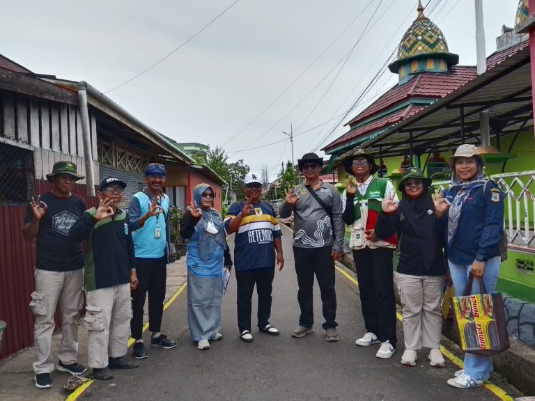 Petugas DLH Paser menilai kebersihan lingkungan RT peserta lomba di Tanah Grogot.
