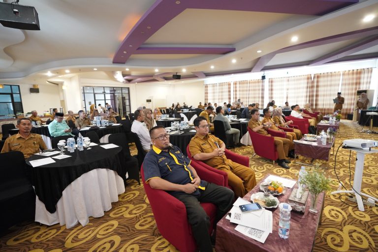 Asisten Perekonomian dan Pembangunan Setda Paser, Adi Maulana, bersama Kepala Bappedalitbang Paser, Rusdian Nor, membuka Konsultasi Publik ke-2 penyusunan Master Plan Integrated Area Development (IAD) Berbasis Perhutanan Sosial 2025–2029 di Hotel Kryad Sadurengas, Tanah Grogot