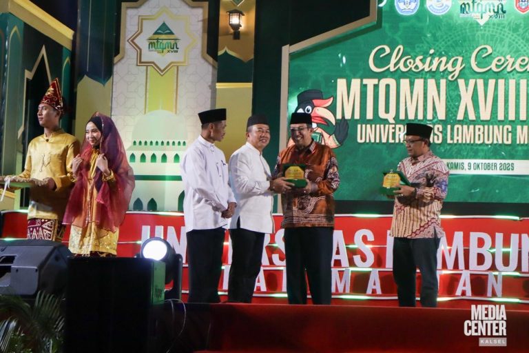 Sekda Provinsi Kalimantan Selatan Muhammad Syarifuddin menutup resmi MTQ Mahasiswa Nasional XVIII di Auditorium ULM Banjarbaru, Kamis (9/10/2025), disaksikan perwakilan Kemendiktisaintek RI dan Rektor ULM Prof. Ahmad.