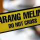 Ilustrasi garis polisi kuning terpasang di lokasi kejadian perkara sebagai tanda area dalam penyelidikan.