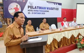 Ahyani Fadianur Diani membuka Pelatihan Wasit Lisensi C3 Nasional 2025 dengan penyematan tanda peserta secara simbolis di Hotel Fatma Tenggarong.