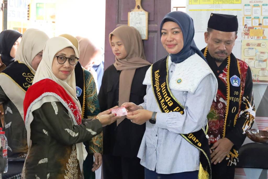Bunda PAUD Kukar Andi Deezca Pravidhia Aulia Rahman Basri menghadiri kegiatan Parenting PAUD di SDN 010 Muara Jawa dalam rangka peluncuran program Anak Etam, Selasa 28 Oktober 2025.