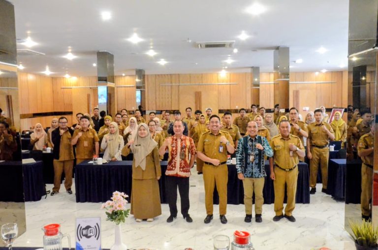 Hasnan Ash Shiddieqy berfoto bersama peserta sosialisasi Aplikasi Srikandi setelah kegiatan di Banjarbaru.