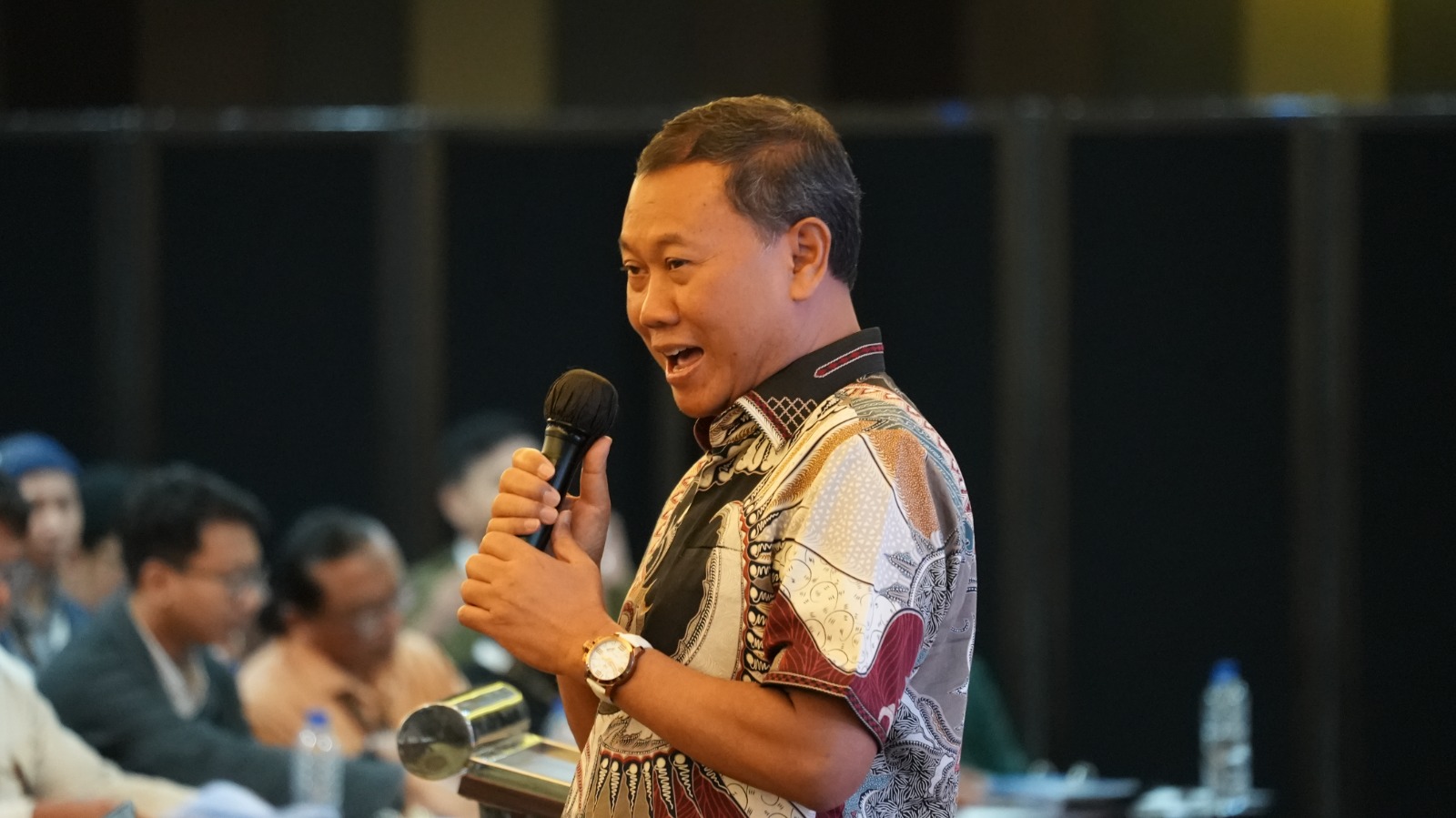 Ketua Umum PMB Heppy Trenggono saat menyampaikan gagasan Ruwat Citra Batang dalam dialog tokoh nasional di KEK Industropolis Batang, Sabtu (11/10/2025).