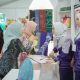 Pengunjung antusias melihat produk tenun Pagatan dan sasirangan khas Pulau Burung di Stand Dekranasda Tanah Bumbu pada Bamara Fair 2025, Banjarmasin.