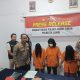 Petugas Polsek Jambi Timur mengamankan tiga emak-emak pelaku pencopetan yang beraksi dengan modus berpura-pura belanja di Pasar Talang Banjar.