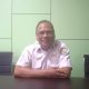 Kabid Pengaduan, Kebijakan, dan Pelaporan Layanan DPMPTSP Kotabaru, Rakhmad Syah Putra, memberikan keterangan terkait pengembangan inovasi digital dan peningkatan kualitas pelayanan publik di ruang kerjanya.