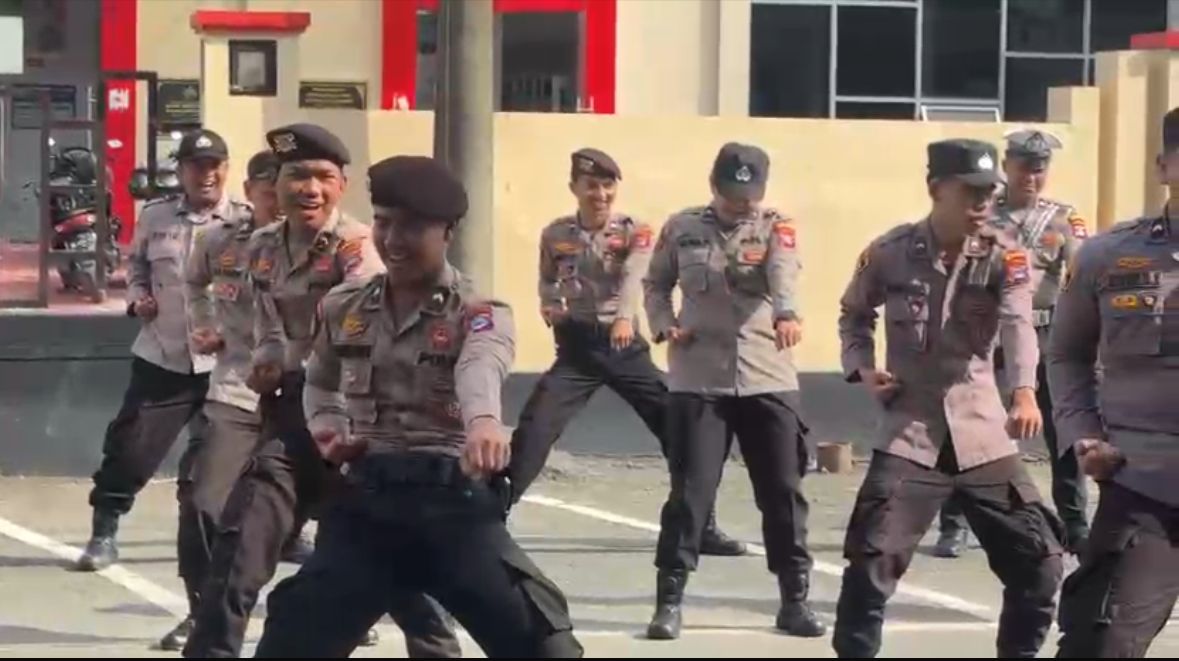 Personel Polres Kotabaru dan ASN mengikuti latihan beladiri di Lapangan Apel Polres untuk meningkatkan kebugaran dan kemampuan teknis