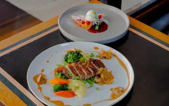 Hidangan French Steak au Poivre menampilkan striploin panggang dengan sayuran segar dan kentang tumbuk lembut, menghadirkan cita rasa klasik Prancis yang elegan.