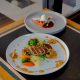 Hidangan French Steak au Poivre menampilkan striploin panggang dengan sayuran segar dan kentang tumbuk lembut, menghadirkan cita rasa klasik Prancis yang elegan.