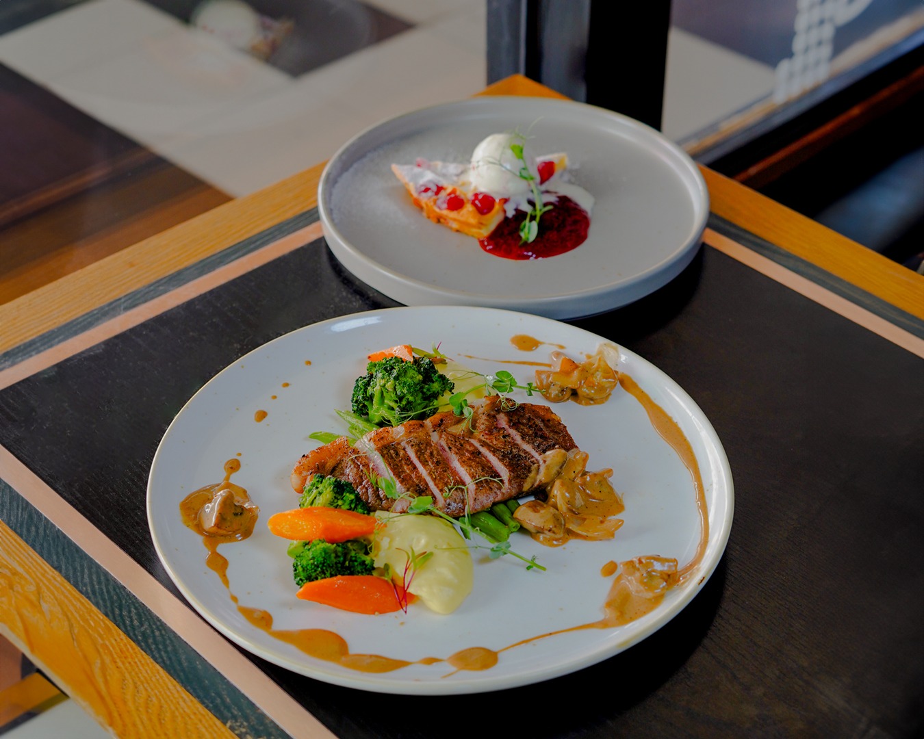 Hidangan French Steak au Poivre menampilkan striploin panggang dengan sayuran segar dan kentang tumbuk lembut, menghadirkan cita rasa klasik Prancis yang elegan.