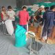 Petugas Bulog melakukan proses penimbangan jagung hasil panen Kelompok Tani Rukun Makmur, Kecamatan Hampang, Kotabaru, sebelum dikemas dan dikirim ke Gudang Bulog Batulicin, Tanah Bumbu, Jumat (3/10/2025).