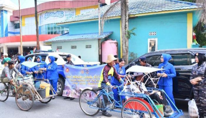 HUT ke-80 TNI, Jalasenastri dan Lanal Kotabaru Bagikan 100 Nasi Kotak di Pasar