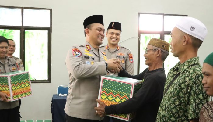 Polda Kalsel Gelar Jumat Curhat, Warga Sampaikan Aspirasi hingga Terima Bantuan Sembako
