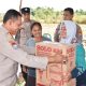 Dir Binmas Polda Kalsel Kombes Pol Sri Damar Alam menyerahkan bantuan alat pertanian kepada petani Desa Panggung, Tanah Laut, sebagai wujud dukungan Polri dalam program Ketahanan Pangan Nasional.